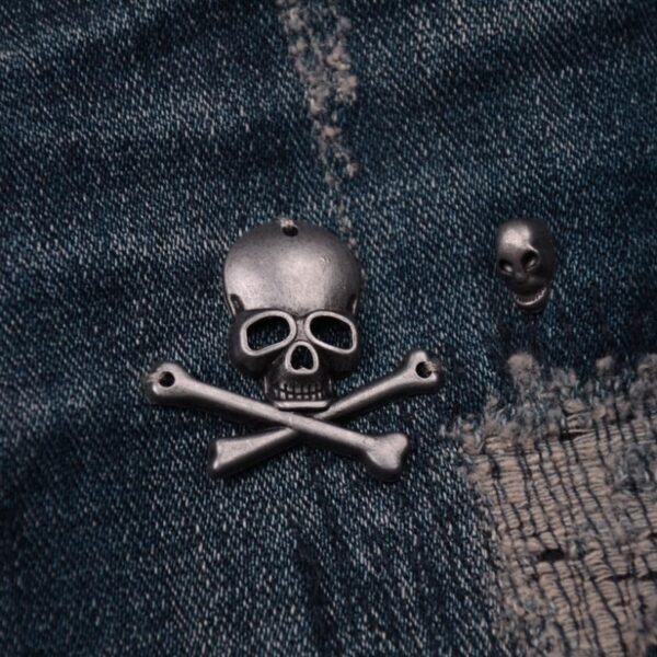 Skull Embroidered Distressed High-Waist Jeans 6 012