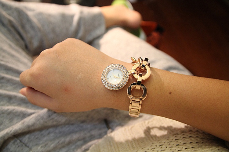 2026 Luxury Accessories Trends: Must-Have Women's Watches, Retro Sunglasses, Crystal Rings & Stylish Hats 62 5132 gold women casuel outfits 2026